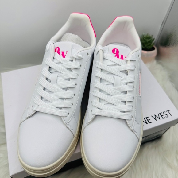 Women's Dunnit Lace-Up Round Toe Casual Sneakers - Picture 2 of 8